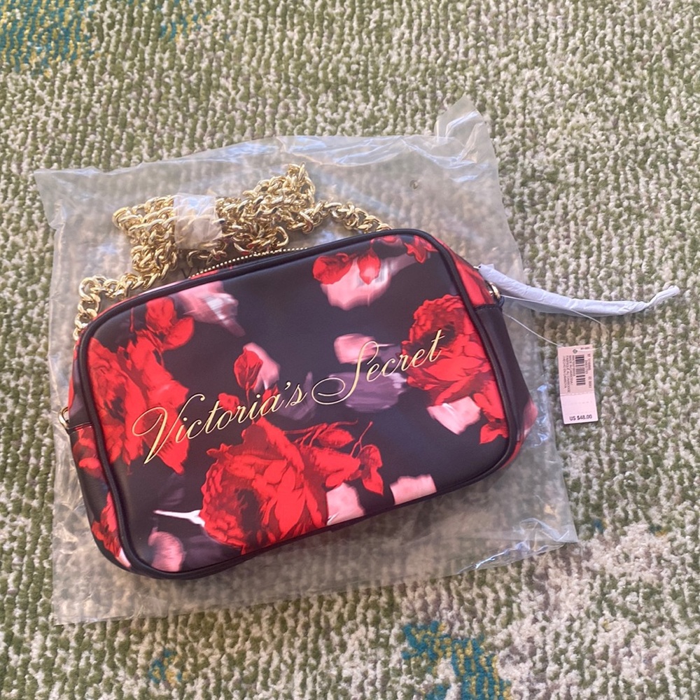 NEW Victoria’s Secret handbag with gold should length chain